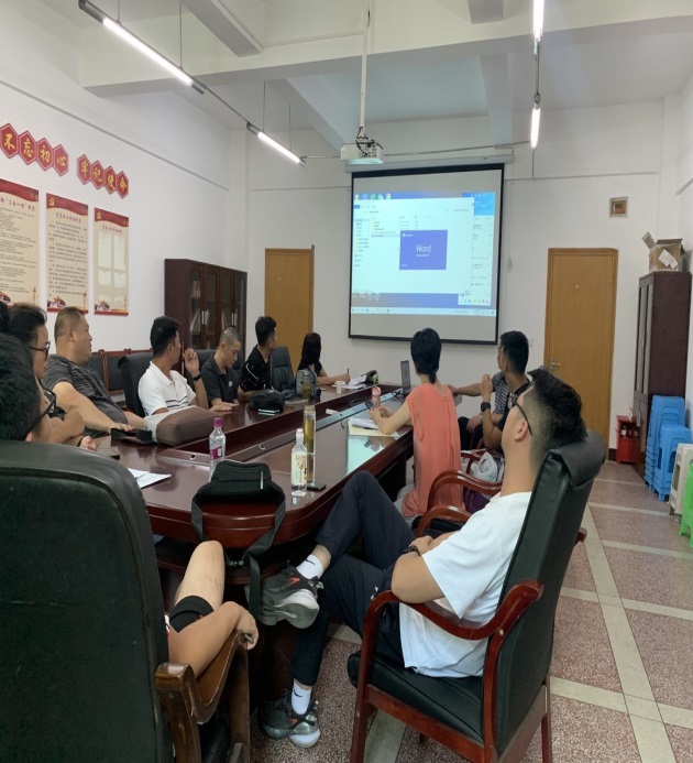 会议室里的椅子上中度可信度描述已自动生成