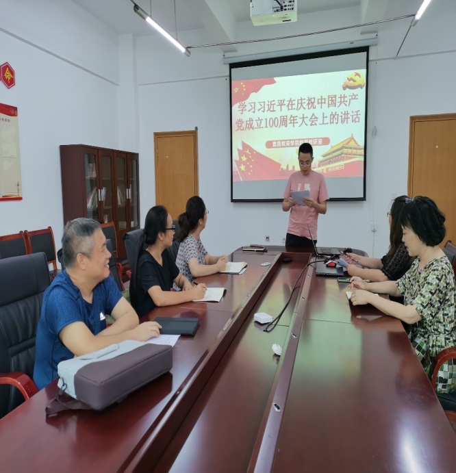 一群人坐在桌子前描述已自动生成